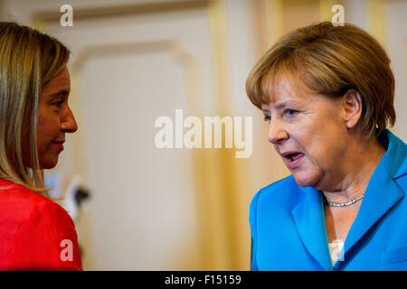 Vienne, Autriche. Août 27, 2015. La chancelière allemande Angela Merkel (R) et UE-Haut représentant de l'Union européenne pour les Affaires étrangères et la politique de sécurité Federica Mogherini parler lors de la cérémonie d'ouverture de sommet des Balkans occidentaux à Vienne, capitale de l'Autriche, le 27 août, 2015. Credit : Qian Yi/Xinhua/Alamy Live News Banque D'Images