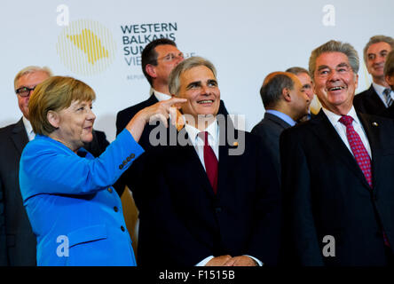 Vienne, Autriche. Août 27, 2015. La chancelière allemande Angela Merkel (L'avant), le chancelier autrichien Werner Faymann (avant, C) et le Président Autrichien Heinz Fischer réagissent comme ils posent pour la photo de famille au cours de l'Ouest des Balkans Sommet à Vienne, capitale de l'Autriche, le 27 août, 2015. Credit : Qian Yi/Xinhua/Alamy Live News Banque D'Images