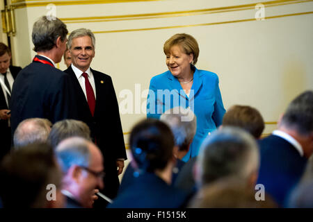 Vienne, Autriche. Août 27, 2015. La chancelière allemande Angela Merkel (R) retour et le chancelier autrichien, Werner Faymann (retour C) assister à la cérémonie d'ouverture de sommet des Balkans occidentaux à Vienne, capitale de l'Autriche, le 27 août, 2015. Credit : Qian Yi/Xinhua/Alamy Live News Banque D'Images