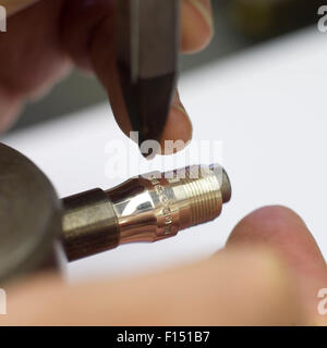 Die stamping caractéristiques dans l'or, l'Assay Office, London,UK Banque D'Images