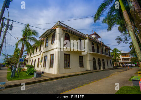 PANAMA, PANAMA - 16 avril 2015 : vue sur la rue de l'Île de Colon qui est l'île la plus peuplée de l'archipel de Bocas del Toro Banque D'Images