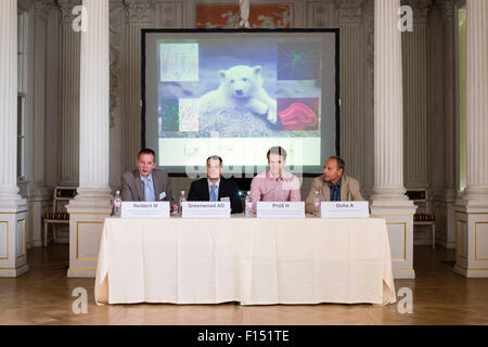 Marcus Neitzert (l-r) de la Deutschen Zentrum fuer Neurodegenerative Erkrankungen (Centre allemand pour les maladies) Neurodengerative Alex Greenwood du Leibniz-Institut für Zoo- und faune sauvage, (Institut Leibniz pour le zoo- et la recherche d'animaux sauvages) Harald Pruess du Centre allemand pour Neurodengerative la maladie à la charite et Andreas Ochs, vétérinaire du Zoo de siéger lors d'une conférence de presse au Schloss Friedrichsfelde à Berlin, Allemagne, 27 août 2015. Les chercheurs ont découvert la cause exacte de la maladie de la fin de l'ours polaire Knut. Photo : GREGOR FI Banque D'Images