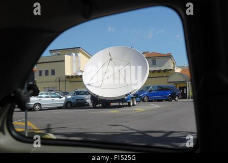 L'Italie, Camp Ederle base militaire américaine à Vicenza, antenne parabolique de la radiodiffusion mobile TV station à l'intérieur de la base Banque D'Images