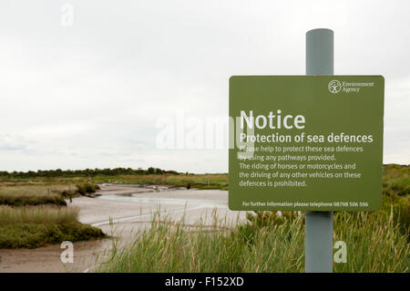 Un organisme chargé de l'environnement inscrivez-vous de la protection de défense de la mer en face de Norfolk Marais côtiers. Banque D'Images