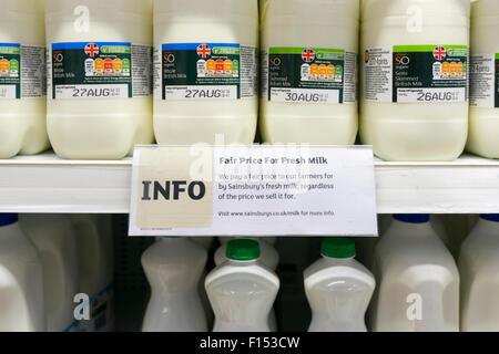 Un signe sur une étagère de supermarché dit que les agriculteurs sont payés un prix juste pour le lait. Voir les détails dans la description. Banque D'Images