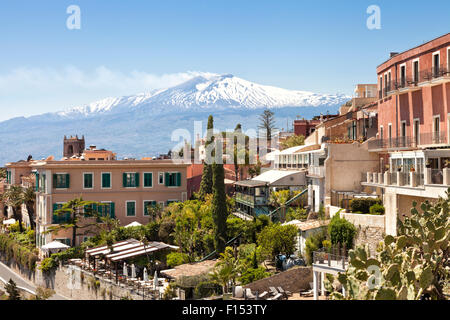 Vue panoramique de la ville sicilienne historique de Taormine, à l'arrière-plan avec le pic blanc du volcan Etna avec de la fumée sur Hot spring