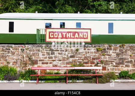 La gare de Goathland signer train UK Angleterre Nord Yorkshire banc vide Banque D'Images