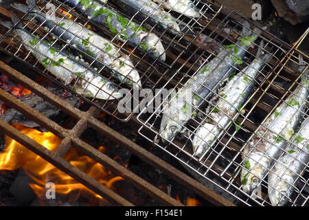 Sardines sur barbecue avec fire Banque D'Images