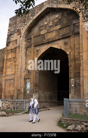 N2960l'Inde, le Jammu-et-Cachemire, Srinagar, écolières musulmanes, marche à travers la porte de Kathi Darwaza ancient city wall Banque D'Images