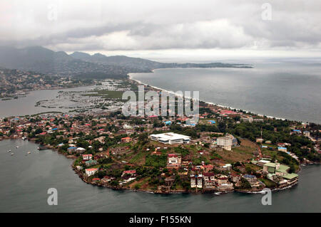 Vue aérienne de Freetown, Sierra Leone un jour de pluie. Banque D'Images