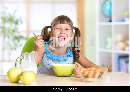 Enfant de manger des aliments sains à la maison Banque D'Images