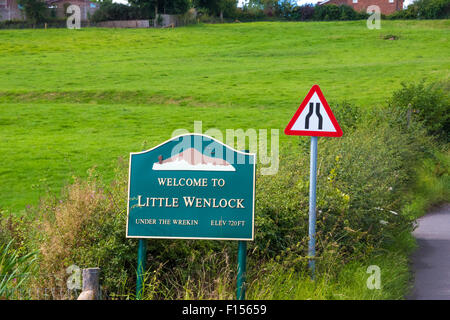 Un panneau routier Bienvenue sur peu de Wenlock sous le wrekin et une route Narrows signe sur la route dans le village de Shropshire UK Banque D'Images