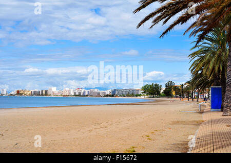 Une vue de la Platja Nova plage de Roses, sur la Costa Brava, Catalogne, Espagne Banque D'Images