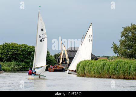 Les bateaux traditionnels de la voile sur les Norfolk Broads. Banque D'Images