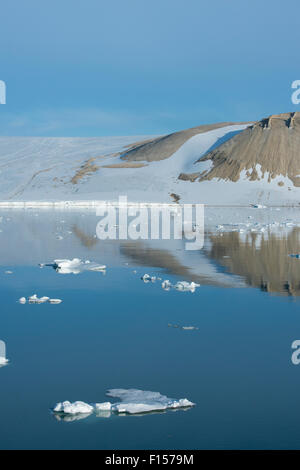 La Norvège, Svalbard, Nordaustlandet. Palanderbukta (Palander Bay) 79°38'20" N et 19°38'13' E. mer calme et de réflexions. Banque D'Images