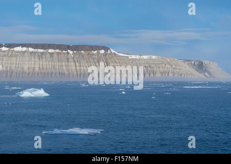 La Norvège, Svalbard, Nordaustlandet. Palanderbukta (Palander Bay) 79°38'20" N et 19°38'13' E. Les falaises le long de la baie à distance Palander. Banque D'Images