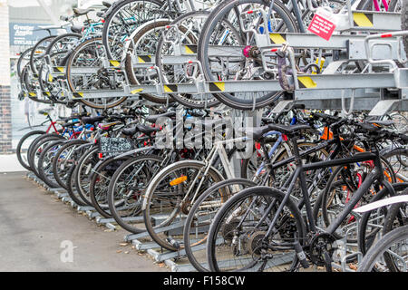 De nombreux vélos garés de banlieue et verrouillé à l'extérieur d'une gare à Chelmsford Essex en août 2015 une fonction écologique friendly tra Banque D'Images