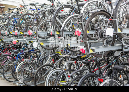 De nombreux vélos garés de banlieue et verrouillé à l'extérieur d'une gare à Chelmsford Essex en août 2015 une fonction écologique friendly tra Banque D'Images