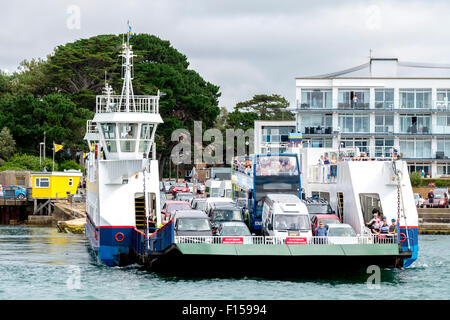 Chaîne Sandbanks ferry plein de véhicules, Poole Dorset UK Banque D'Images