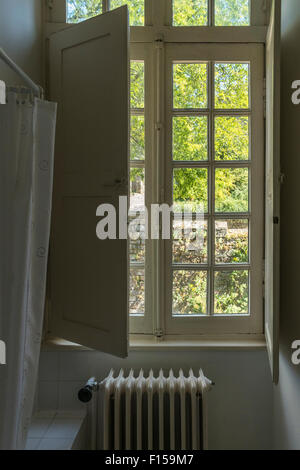 Vue à travers une fenêtre Salle de bains avec volets sur la rue du Petit Fort, Dinan, dans le Nord-Ouest France Juillet 2015 Phillip Roberts Banque D'Images