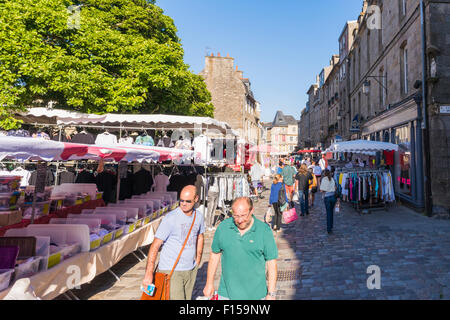 Jour de marché à Dinan, Bretagne, France Banque D'Images