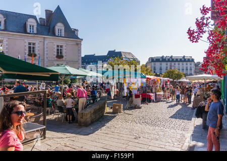 Jour de marché à Dinan, Bretagne, France Banque D'Images