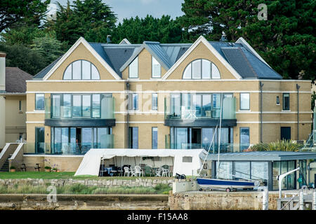 Maisons de luxe des riches et célèbres sur la célèbre plage de Sandbanks Dorset UK savoir localement comme ligne de milliardaire. Banque D'Images