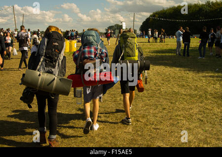 Festival de Leeds, Leeds, Royaume-Uni. 27 août 2015. Les campeurs à pied vers le camping chargé avec des sacs © Nicholas Wesson/Alamy Live News Banque D'Images