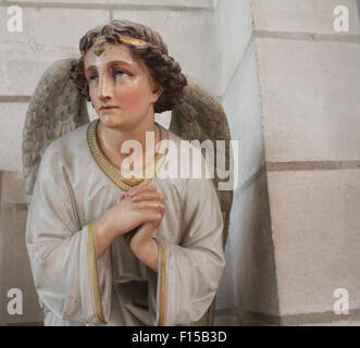 Statue en bois peint ange, part ensemble, ailes, église de Bourdeilles, France Banque D'Images