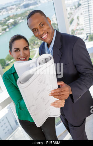 Certains hommes et femmes architectes holding blueprint Banque D'Images