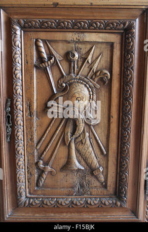 Sculpture en bois montrant casque avec des flèches, épées, Français, 15ème siècle, Place de la Renaissance, Bourdeilles Banque D'Images