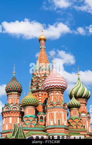 Pokrovsky cathédrale sur la Place Rouge à Moscou et ciel bleu avec des nuages blancs en journée ensoleillée Banque D'Images