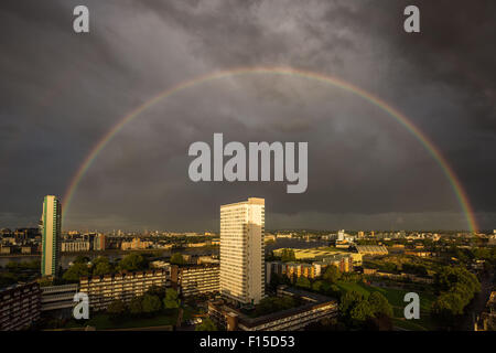 Londres, Royaume-Uni. 27 août, 2015. Séjours arc-en-ciel après la pluie au cours de soir sundown Crédit : Guy Josse/Alamy Live News Banque D'Images