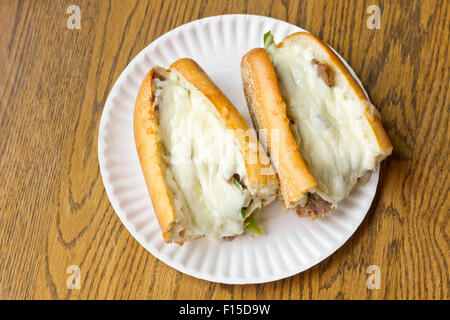 Philly Cheesesteak chargé avec du fromage mozzarella sur petit pain sous-marin Banque D'Images