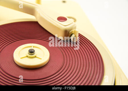 Vintage red record player sur fond blanc. Banque D'Images
