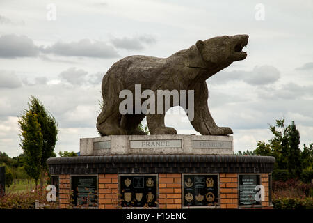 L'ours polaire National Memorial Arboretum.Staffordshire England Royaume-Uni Banque D'Images