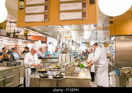 Les cuisiniers à l'œuvre à l'un des restaurants gastronomiques de l'étage du magasin KaDeWe, Berlin, Allemagne Banque D'Images