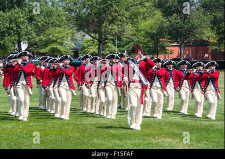 US Army Des soldats du 3e Régiment d'infanterie de la vieille garde et la Fife and Drum Corps effectuer lors d'un col au cours d'une et de l'examen à Joint Base Myer-Henderson 14 août 2015 Hall à Arlington, en Virginie. Banque D'Images