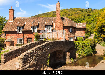 Le pont à cheval et chalet en été dans le pittoresque village Allerford Somerset England UK Banque D'Images