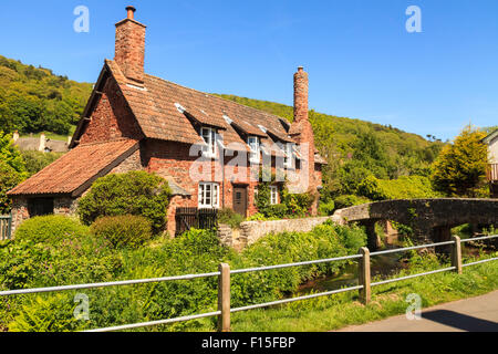 Le pont à cheval et chalet en été dans le pittoresque village Allerford Somerset England UK Banque D'Images