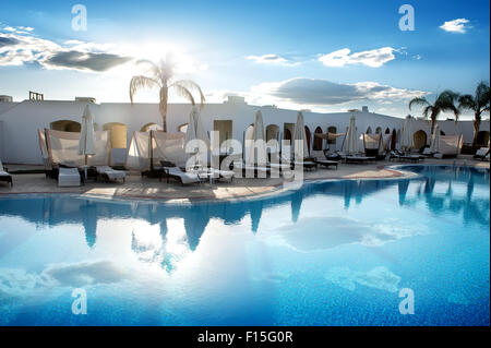 Piscine dans l'hôtel au lever du soleil Banque D'Images