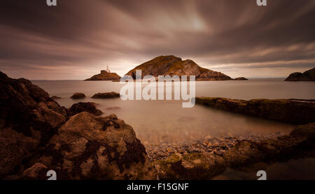 La structure iconique dans la Baie de Swansea, le phare de Mumbles. Banque D'Images