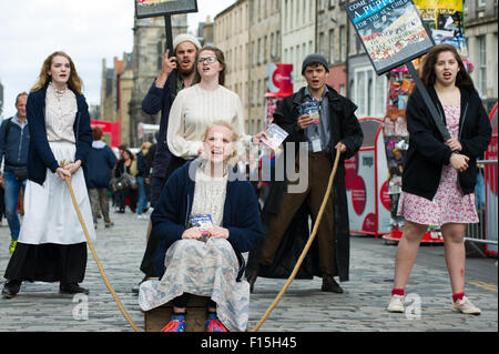 Édimbourg, Écosse, 27 août 2015. Edinburgh Fringe 2015 brough a plusieurs artistes de rue, pour le Royal Mile pour indiquer différentes performances. Les annonceurs pour certains salons viennent à la Royal Mile à commercialiser leur montre d'une manière unique. Distribution de l'émission de la publicité sur le Royal Mile. Crédit : Andrew Steven Graham/Alamy Live News Banque D'Images