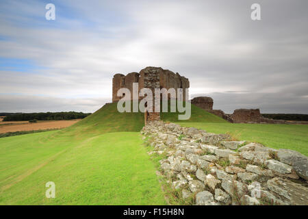 La belle ruine de château Duffus, Elgin, Moray, Ecosse un matin tôt quand les nuages se rapproche Banque D'Images