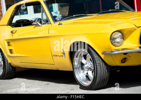 1967 Ford Mustang. Voiture américaine classique. Brooklands, Weybridge, Surrey, Angleterre Banque D'Images
