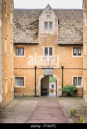 Fondée en 1585 en tant qu'hospice pour les pauvres, hommes, ce bâtiment classé grade II* est toujours en usage pour les gens de l'âge de la pension. Banque D'Images