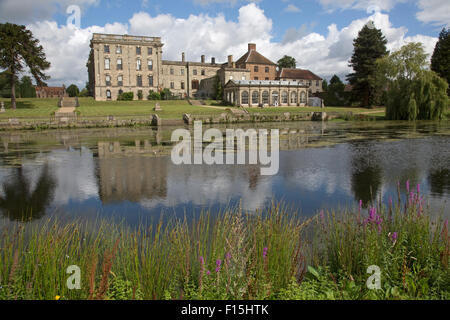 Abbey de Stoneleigh reflète dans Rivière Avon pris à partir de la banque jusqu'à Warwickshire UK Banque D'Images