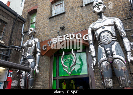 Boutique Cyberdog dans Camden Market - vêtements pour les ravers et autres sous-cultures, Londres, UK Banque D'Images