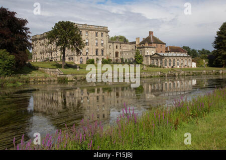 Abbey de Stoneleigh reflète dans Rivière Avon pris à partir de la banque jusqu'à Warwickshire UK Banque D'Images