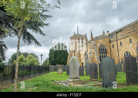 Remontant à l'époque normande, l'église de la Sainte Trinité de Rothwell est la plus longue église dans le Northamptonshire, en Angleterre. Banque D'Images